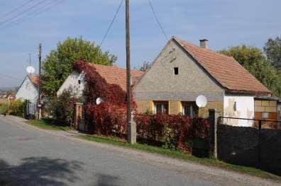 A fásított parkok, közterek, a falut övező erdők a falu tüdejét jelentik.