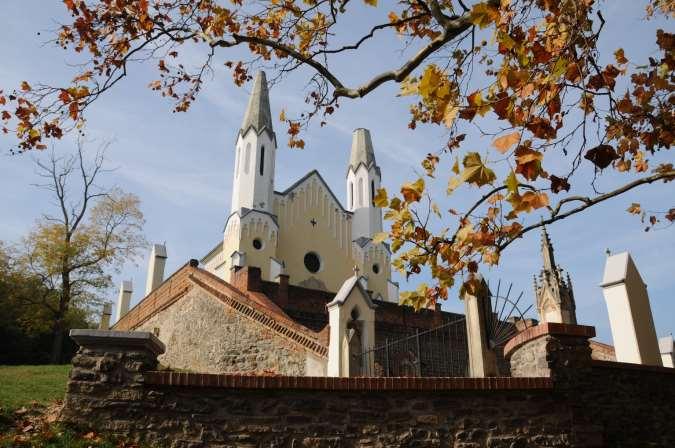A kastélyhoz közeli dombon, a Kövesen áll a "kálvária" kápolna, amelyet 1871-ben magánbuzgóságból építetett az akkori földesúr, Nagy Sándor.