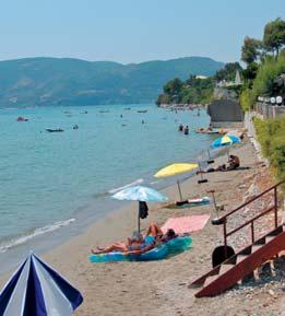 Széles homokos strandján számos beach bár fogadja a vendégeket, de kevésbé nyüzsgő partszakaszokat is találnak a nyugalmat keresők.