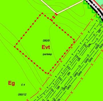 A módosítás hatása: a meglévő és tervezett lakóterületektől 600 m, illetve 150 m távolságban, meglevő erdőterületekkel körülvett terület, azon túl Gksz és Gip területek szomszédságában, a TSZT-ben