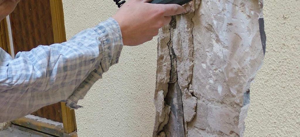 kiválasztott mintavételi helyen, - roncsolásmentes tégla szilárdságvizsgálat Schmidt kalapáccsal, habarcsfúróval végzett összehasonlító vizsgálat és helyszíni nedvességmérés tapintó nedvességmérıvel