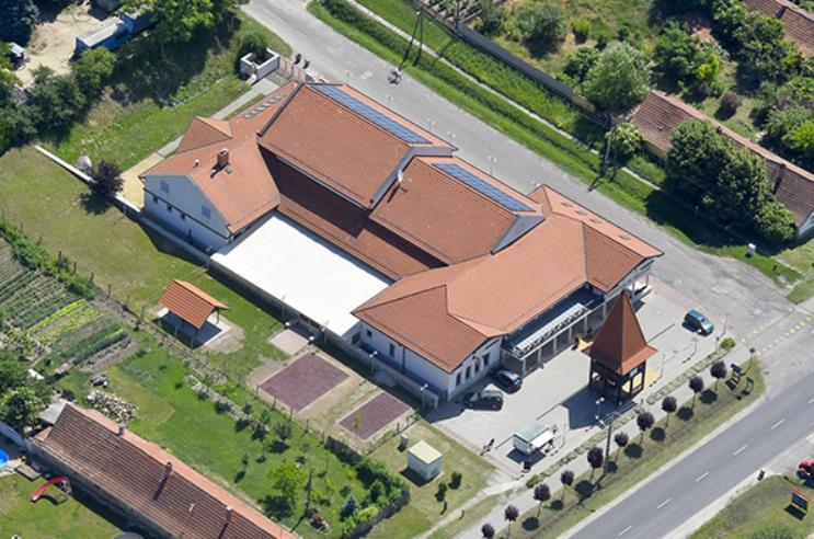 A Művelődési Ház egyedi jellege megőrzendő, Ceglédbercel egyik sajátos megjelenésű épülete. 9.2.5.2. Magasság, tetőhajlásszög, tetőforma Az épület alakja, arányai, tetőformája megtartandó. 100 9.2.5.3.