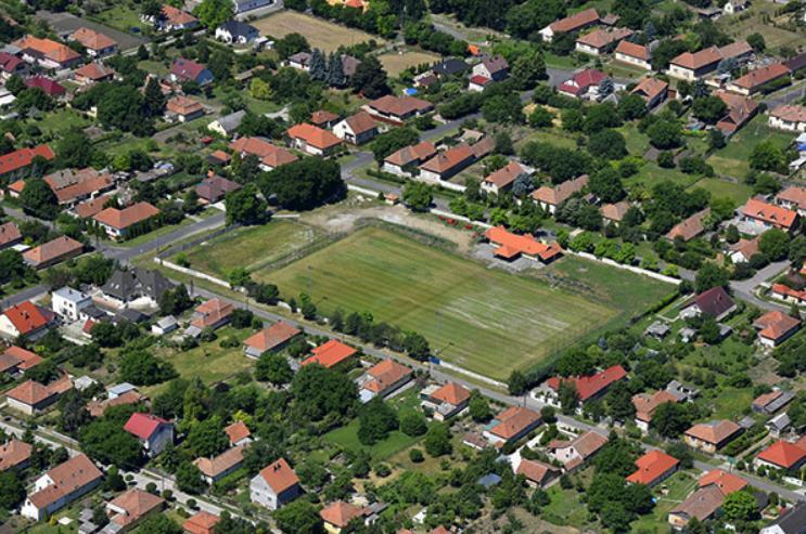A Szabadidőközpont és a sportpálya területe a magasból A karakter területen a természetszerű ligetes faállomány és a klímatudatos