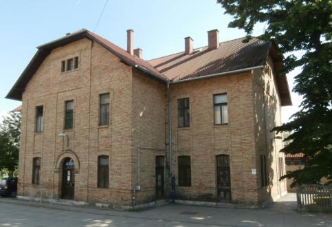 9.4.3.3.4. Kerítések Áttörés-mentes, falszerű kerítés abban az esetben elfogadható, ha az ingatlanon folyó tevékenység a környezetére valamilyen szempontból zavaró lehet.