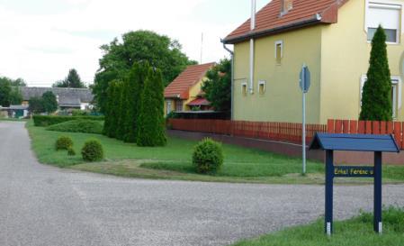 lejtős utcák. Ezek az adottságok kihatnak az általában megfelelően tágas közterületek, utcák kialakítására is. < 176. Lejtős utca, enyhe hajlású, beültetett, gyepes vápával 177.