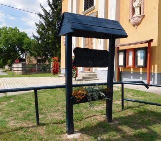 elhelyezett néhány pad és a létesítményt jelző táblák, a településközpontban