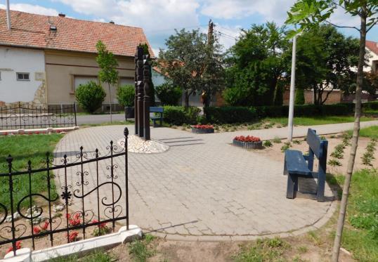 E padok a lakóházak előtt fából és a jellegzetes ceglédberceli kékre festve javasolhatók, a közterületeken, a boltok, gyógyszertár előtt esetleg műkőből, hasonló formában kialakítva. 189.