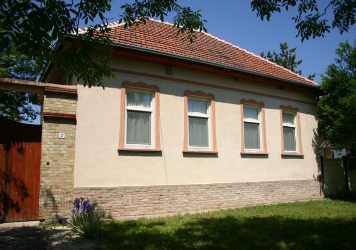 A homlokzati architektúra barokkos jellegű díszítése mellett az ablakok egyszerű, de mégis az épülethez illő megjelenése az utcai homlokzat harmóniáját biztosítja.