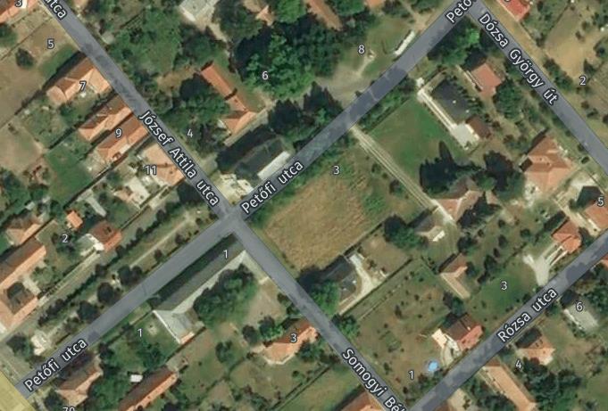 későbbi szakaszában az újabb beépítések előtt kettős fasor övezte járdát