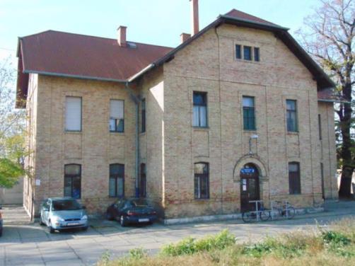 vasutas, vagy ahhoz hasonló műkőkerítések ma is jellegzetes elemei az