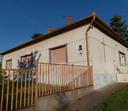 A Nepomuki Szent János tiszteletére felszentelt római katolikus templom a Petőfi Sándor utca tengelyvonalában áll, így messziről látható ez a gyönyörű, késői barokk stílusban épített templom.