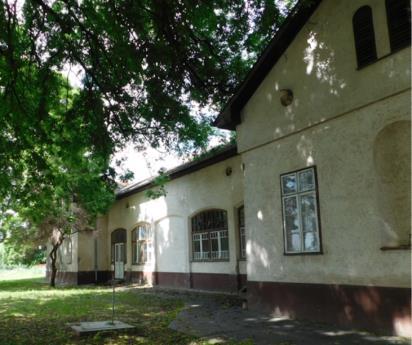 A volt bölcsőde szintén a Petőfi Sándor utca vonalára merőleges gerincű kontyolt