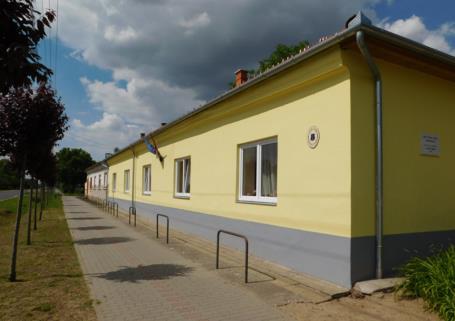 A ház a telek utcafrontján áll, utcai homlokzata sokablakos.
