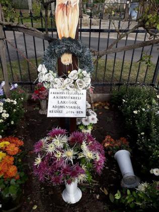 A tér mellett kétoldalt szebbnél szebb régi épületek láthatók. A tér északnyugati csücskében található épület helyi védelem alatt áll.