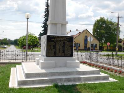 A Petőfi utcában található, az 1956-os forradalom emlékét őrző kopjafák Feljebb, a