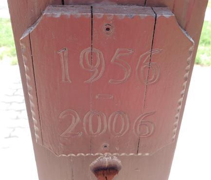 Az oldalán felirat hirdeti, hogy az emlékművet a község lakossága állíttatta 1990-ben.