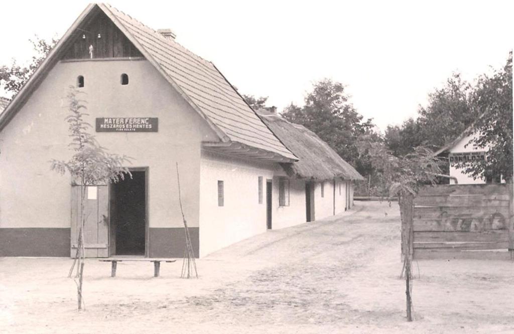 A Petőfi Sándor utcától és a Dózsa György úttól keletre a kialakult utcahálózat, a kiosztott telkek már láthatók a korabeli térképeken, de ezen a részen még akkor lakóépületek nem épültek, csupán