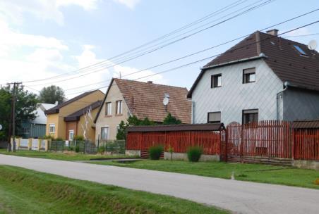 színválasztásukkal mégis egységes jelleget kölcsönöznek a településnek.