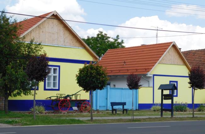 A falu szélső területein, az újabb építésű lakóházakon azonban már megjelennek a
