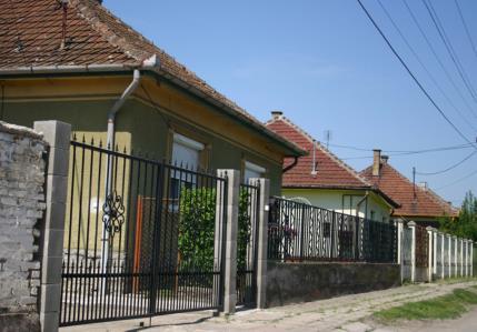 Az áttört változatok közül megfigyelhető napsugaras mintázatú, szabályos téglalap osztású rácsozattal épített, rombuszhálós, íves végű nyílásokkal kiképzett, és még számtalan egyéb formában