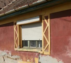 előreugrik.