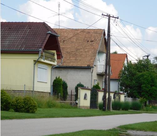 Több olyan újabb épület is látható a falu utcáiban, amelyeknél szintén 3-4-5 ablak nyílik az utcára, de ezeken a nyílások már szélesebbek, az ablakok modernebbek, mint eredeti társaiknál.