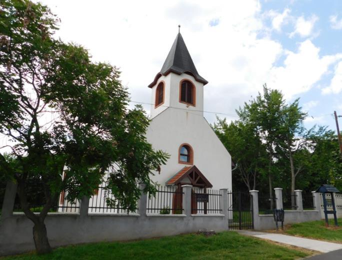 8.2.1.5. Kerítések, kertek A templomkertet alacsony vaskerítés szegélyezi. 8.2.1.6. Tornácok, előtetők A templomon tornác, előtető nincs. 8.2.1.7.