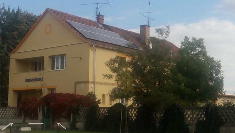 8.2.7. A 2017. évi felújítás után szintén kiemelkedik a lakóépületek közül az Egészségház épülete a Vasút utca 2. számú telken. 68 107. Az Egészségház felújított épülete 8.2.7.1. Telepítés Az Egészségház épülete a Vasút utcára merőlegesen elnyúló, téglalap alakú, előkertes, amely szabadonálló beépítéssel került elhelyezésre.