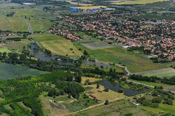 A lakosság száma, ha nem is jelentős mértékben, de a 80-as évekig folyamatosan nőtt, azóta stagnál, vagy lassú fogyás figyelhető meg. Az ittlakók közül sokan sváb gyökerekkel rendelkeznek.