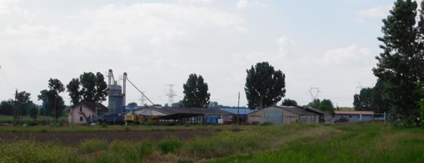Az iparterület falu felőli részében már régebbi építésű épületek figyelhetők meg, amelyek általában földszintesek, hagyományos anyagokból épültek, cseréppel vagy