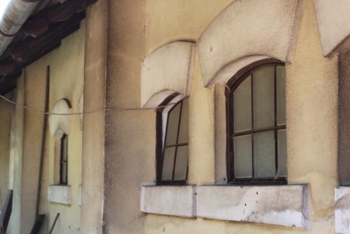 A volt TSZ központ területén található újabb csarnoképületek fémlemez fedésűek, és szintén nyeregtetősek. A tetőgerinc vonala sok épületen a főúttal párhuzamos, a továbbiakon arra merőleges. 8.3.