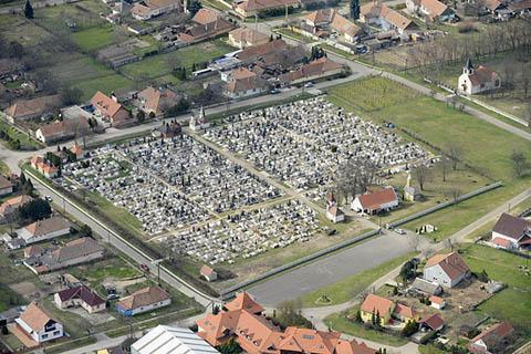 ahol zavartalan a temető és a köré nőtt beépítés