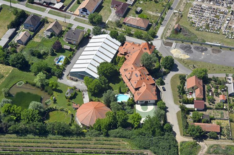 Kialakulásuk előzménye közös, a házak építéséhez szükséges építőanyagot bányászták itt, azaz az itt hiányzó földmennyiségből épült fel a település.