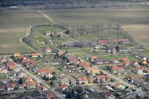 A szabályos telekstruktúra homogén jelleget kölcsönöz a falunak. Ezt erősíti az a tény is, hogy a belterület túlnyomó részét a kertes, családiházas lakóterületek alkotják. 8 9.