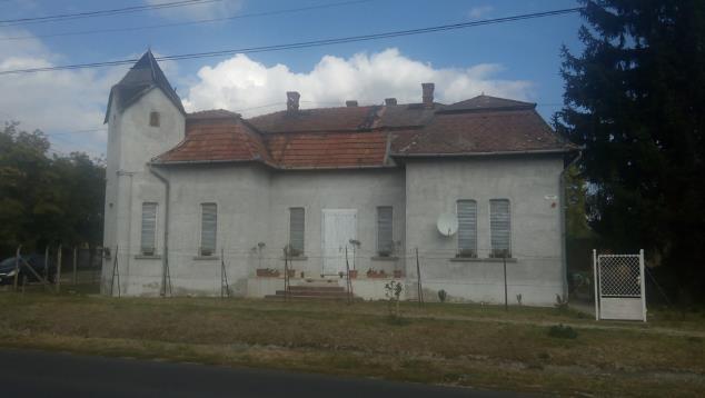 Különleges lakóépületek A Pesti út 178. számú, helyi védelem alatt álló lakóház majdnem 100 éves. Földszintes, manzárdtetős kialakítású.