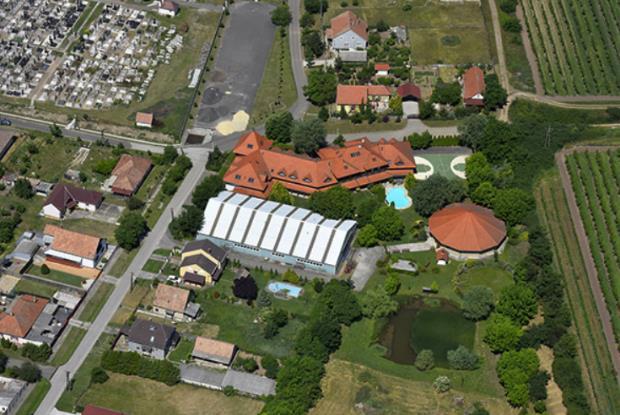 A temető fölött, a domb tetején, a Szép utca és a Szél utca sarkán épült a Ruttner Farm, mely lakóépületként és rendezvényhelyszínként funkciónál.