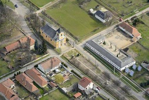 9.2. Településközpont, intézményterületek 96 149. A katolikus templom és az iskola a Petőfi téren 9.2.1. A Nepomuki Szent János tiszteletére szentelt római katolikus templom a Petőfi Sándor utca tengelyvonalában áll.