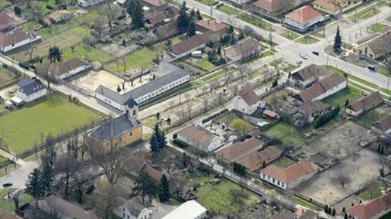 9.2.3.2. Magasság, tetőhajlásszög, tetőforma Az épületek felújítottak, tetőzetük jó állapotban van.