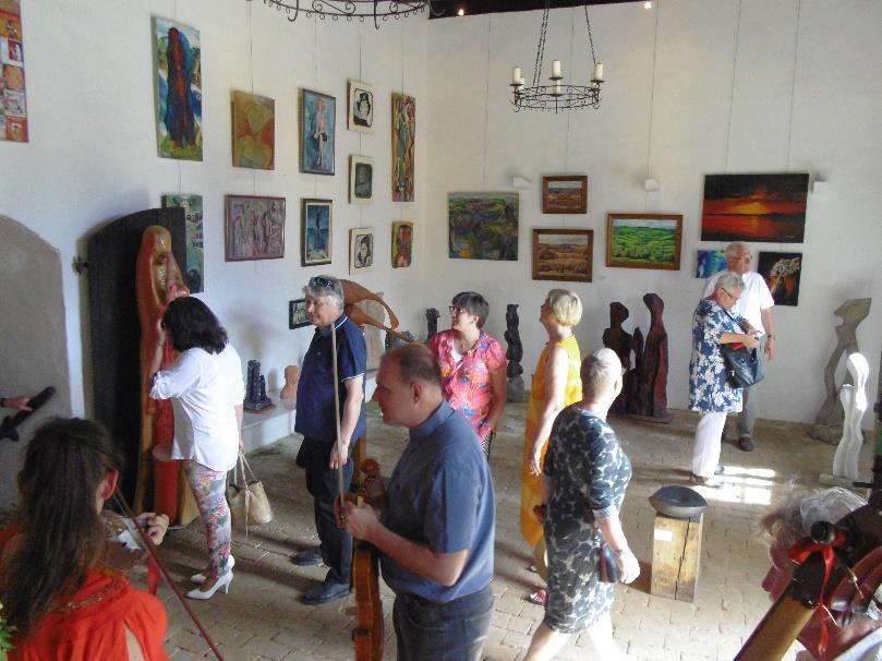 Nagypalli Pince Galéria 17. megnyitó ünnepsége Nagypallon, ha május elsejét írunk, akkor immár 17 éve a Nagypalli Pince Galéria megnyitó ünnepségére készülünk.