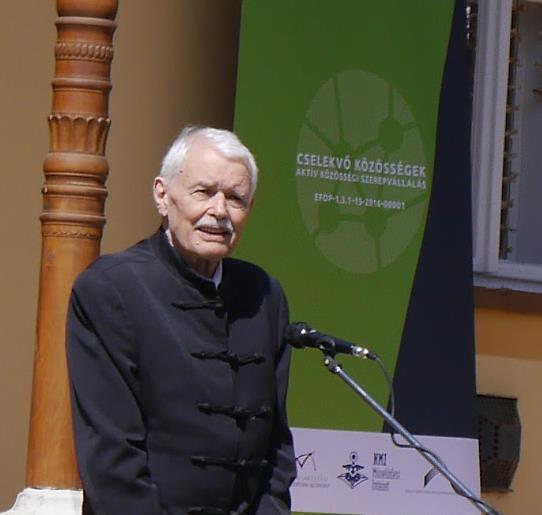 Arapovics Mária, a Cselekvő Közösségek projekt szakmai vezetője. A kiállítást dr. Andrásfalvy Bertalan professzor és Kárpáti Árpád a Nemzeti Művelődés Intézet igazgatója nyitotta meg.