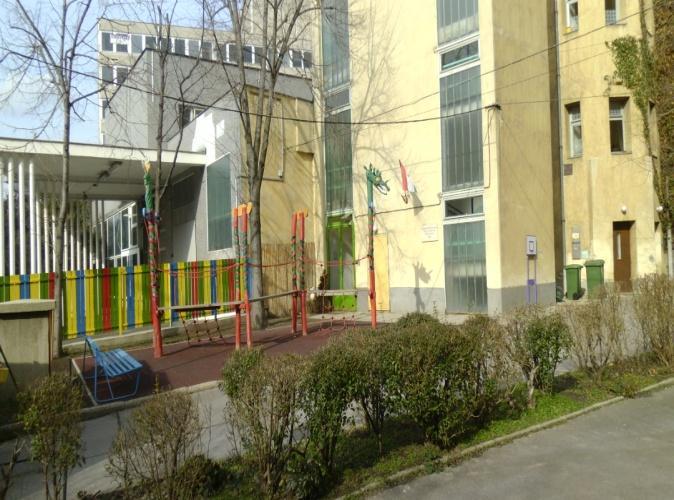I.5. 1016 Budapest, Mészáros u. 56/b. A Mészáros utcai óvoda a Naphegy lábánál, fővárosi viszonylatban jó levegőjű, zöldövezeti környezetben helyezkedik el.