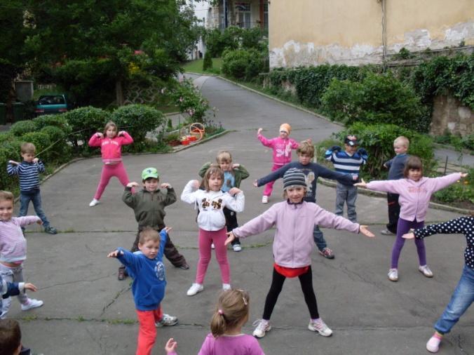 napirendjében meghatározott módon. Igyekszünk minél több időt tölteni a szabad levegőn.