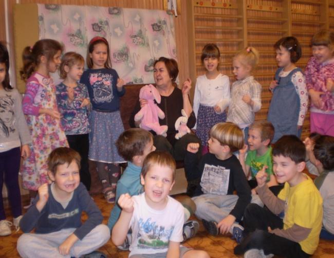 tornaszobában Ideje: az egész nap során, a játéktevékenységbe ágyazva - spontán, a gyermeki