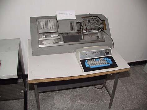 3. ábra. IBM Lyukkártya készítő gép 10 b) A vezetői információs rendszerek(vir): Az 1970-es években az IT alkalmazásokat tervezők már a hogyan kérdésére is szerették volna a választ megadni.