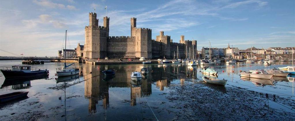 Mégiscsak vasárnap van, ezért betérünk egy tipikus vasárnapi ebédre az óváros ötszáz éves fogadójába, hogy aztán újult erővel keressük fel Caernarfon Castle-t, Wales és az egész Egyesült Királyság