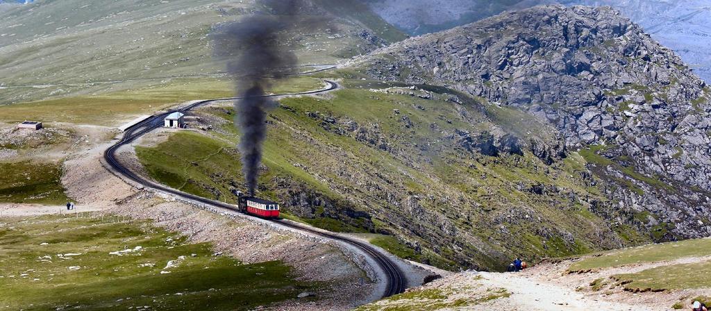 Nem kell megijedni, nem fogunk hegyet mászni, hanem gőzvasútra szállunk Llanberisben, a hegy lábánál épült kis faluban, és Wales tetején vonatozva, lélegzetelállító