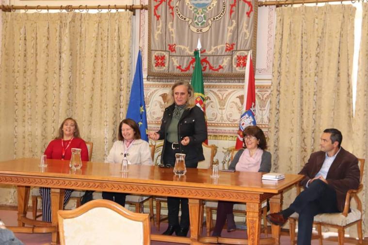 Santarém, Városháza Az ünnepélyes projektnyitó után a portugál diákok és tanáraik kíséretében kulturális sétán vett részt a nemzetközi tanár csoport, megismerkedtek a portugál legendához kapcsolódó