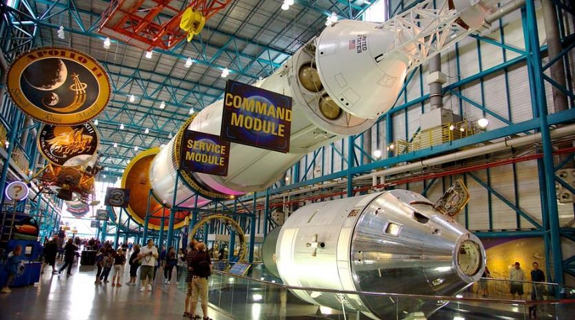 Kennedy Space Center látogatóközpont Az USA és a NASA kiemelkedő központja. Az űrkutatás és az űrutazás kezdetétől fogva mutatja be az űrsiklókig a fantasztikus utazásokat.
