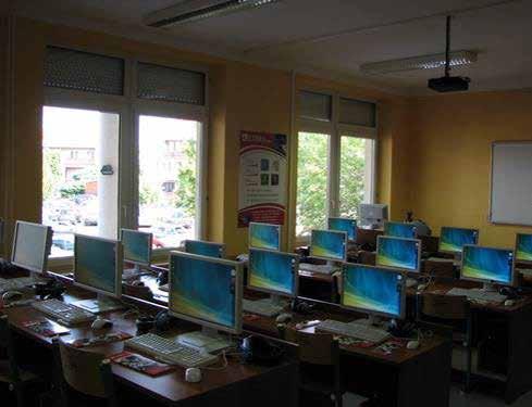 Az IKT-eszközök alkalmazásának módszertani különlegességei 95 pedig az, hogy utánozzák azt. A kétcsatornás kommunikáció (szóbeli közlés + PowerPoint bemutató) a sikeres és hatékony prezentálás kulcsa.