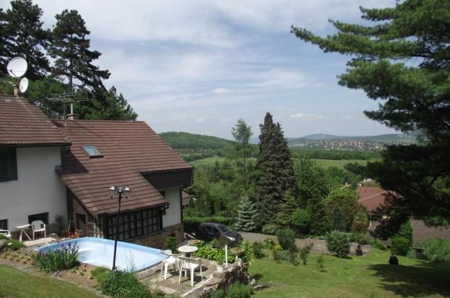 A telek teraszos kialakítású, 160 m hosszú és 6 m széles, aszfaltos nyél vezet fel hozzá.